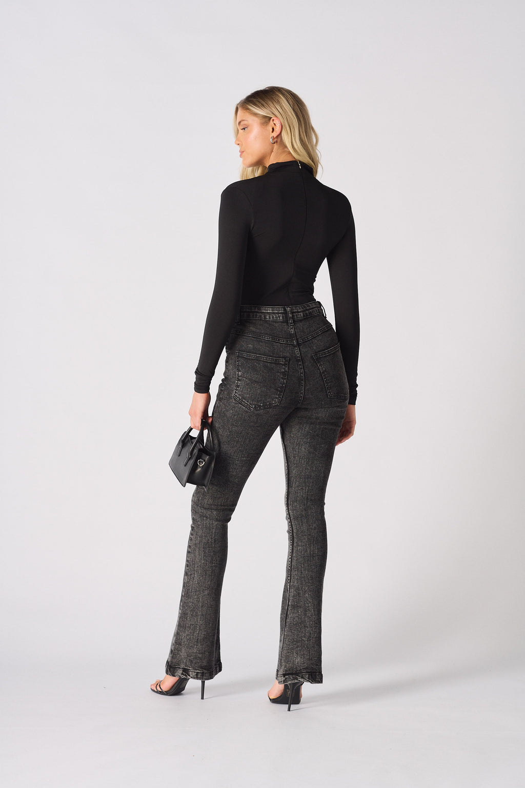 HIGH WAISTED FITTED FLARE JEANS - BLACK
