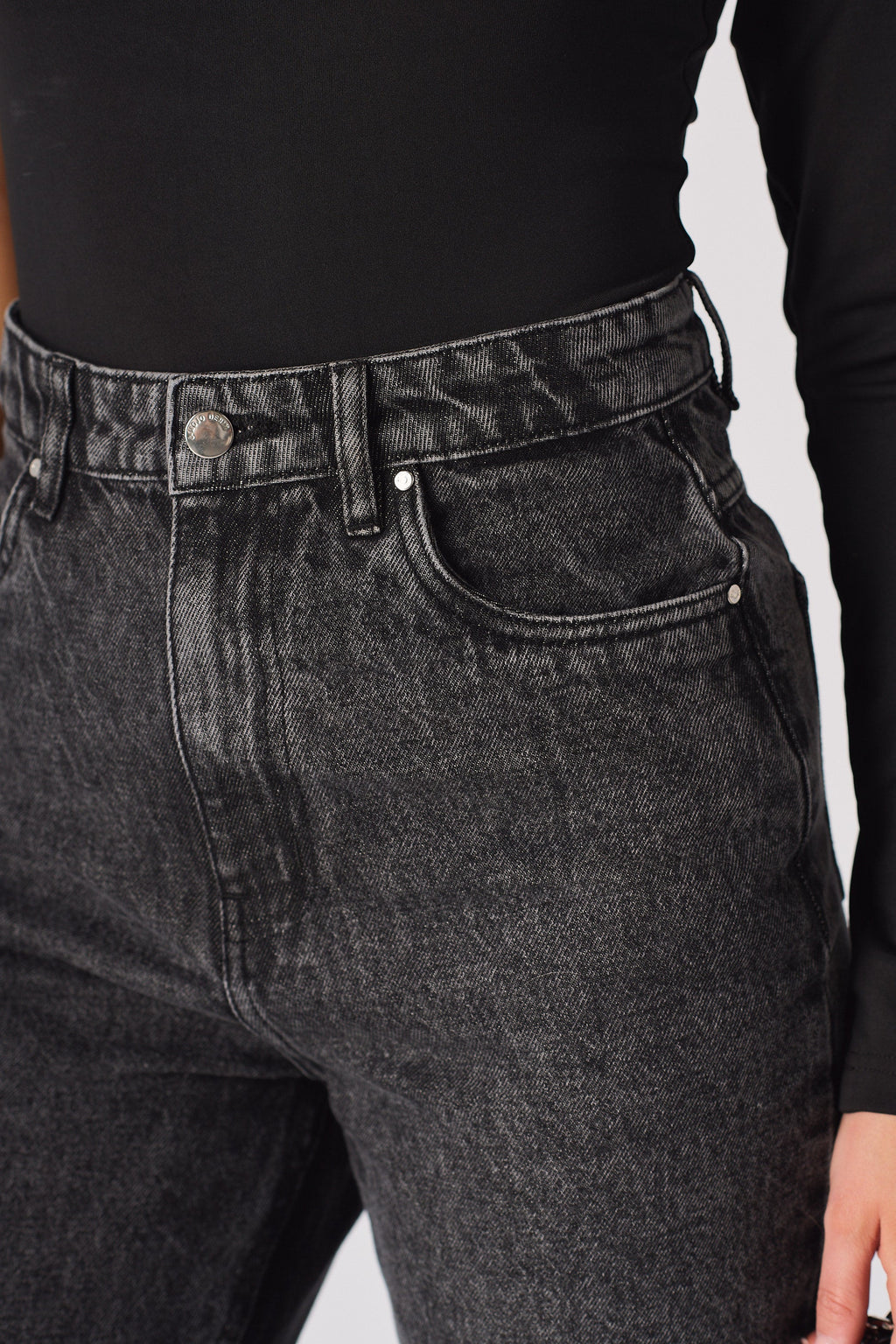 HIGH WAISTED SLIM STRAIGHT JEANS - BLACK