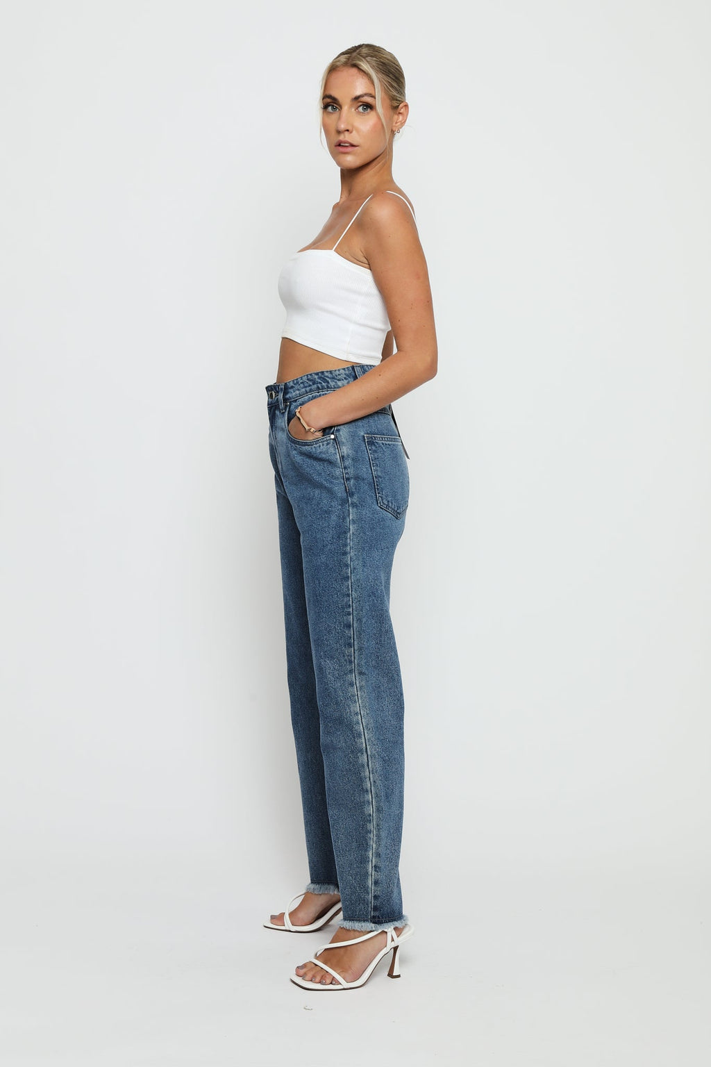 STRAIGHT LEG FRAYED HEM JEANS - MID STONE BLUE